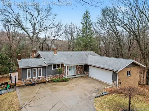 1380 Kent Rd, Brandon, MI 48462