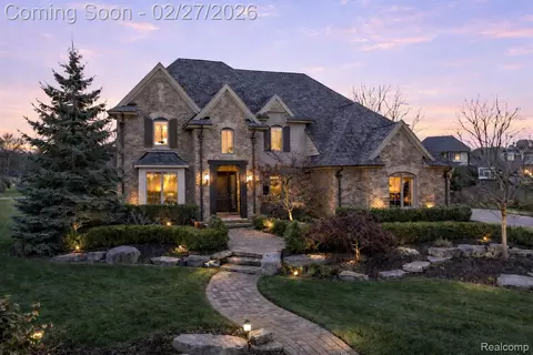 3575 Royal Berkshire Ln, Oakland, MI 48363