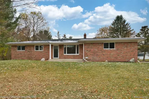 108 Menasha Trl, Orion, MI 48362