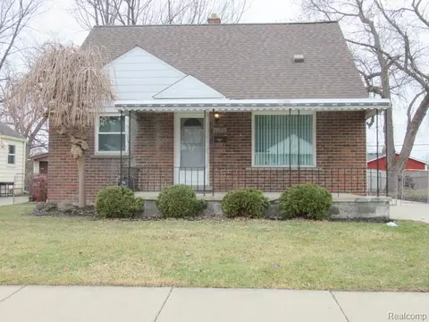 25645 Waldorf St, Roseville, MI 48066