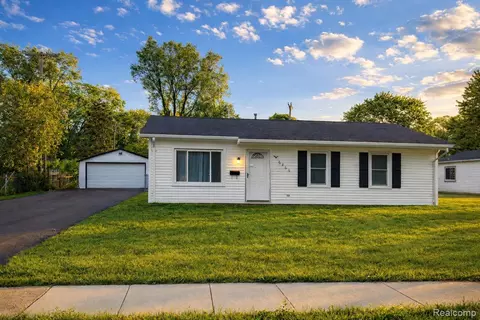 6466 Marcy St, Green Oak, MI 48116