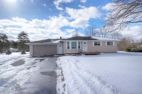 9555 Andersonville Rd, Springfield, MI 48346