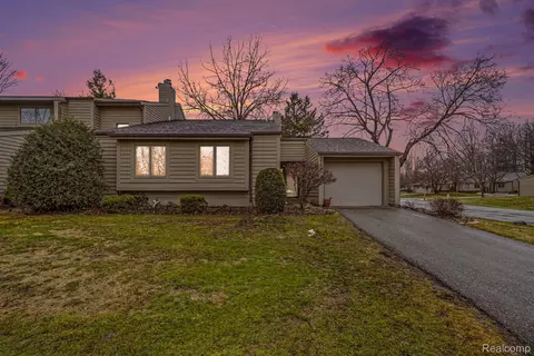 2521 White Oak Pl, Flint, MI 48532