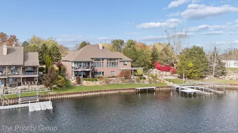 11467 Bay Shore Dr, Fenton, MI 48430