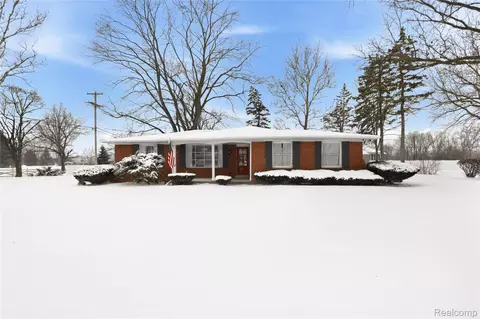 5518 Kimberly Dr, Grand Blanc, MI 48439