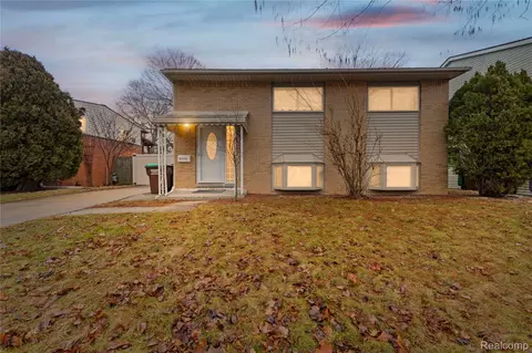 31733 E Ditner Dr, Rockwood, MI 48173