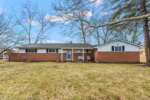 28830 Lorikay St, Farmington Hills, MI 48334