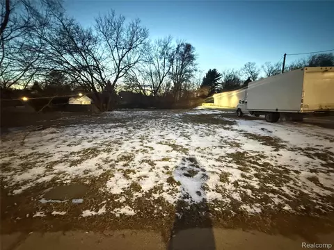 3140 S Cedar St, Lansing, MI 48910
