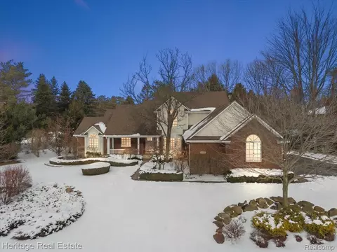 174 Howland Pines Dr, Brandon, MI 48371