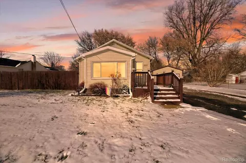2371 E Parkwood Ave, Burton, MI 48529