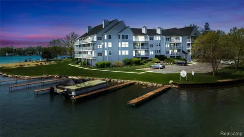 3565 Port Cove Dr #69, Waterford, MI 48328
