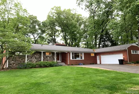 2530 Worcester Rd, West Bloomfield, MI 48323
