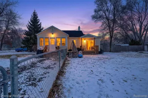 4694 High St, Independence, MI 48346