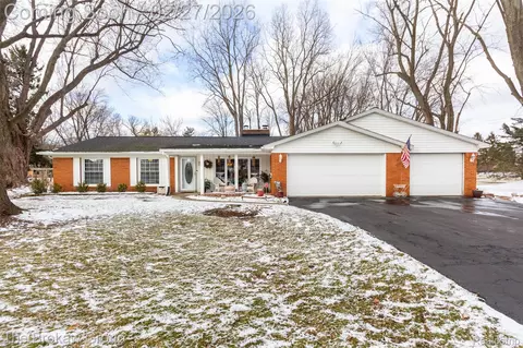 2020 Charnwood Dr, Troy, MI 48098