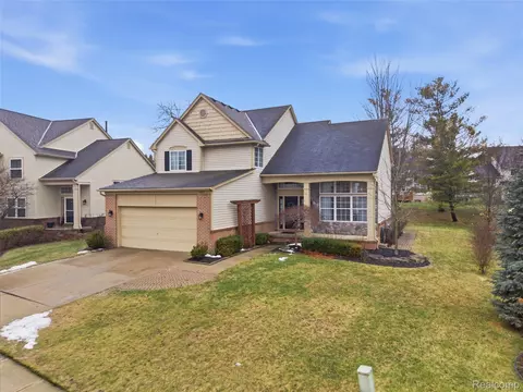 3613 Briarbrooke Ln, Oakland, MI 48306