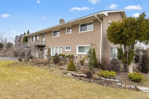 7975 Bendix Rd, Genoa, MI 48114