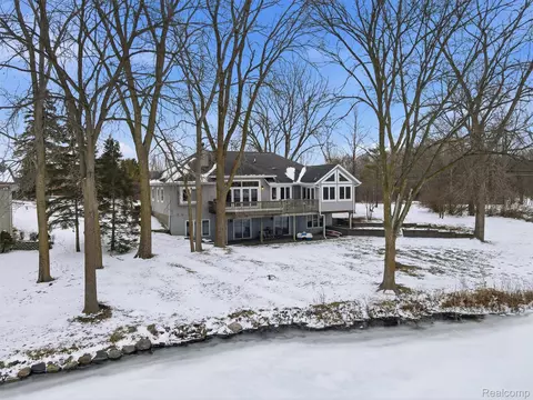 1393 Eden Gardens Dr, Fenton, MI 48430