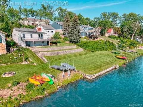5851 Kinyon Dr, Brighton, MI 48116