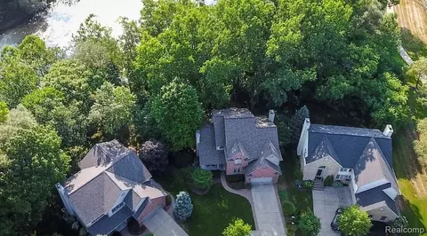 414 Roundview Dr, Rochester, MI 48307