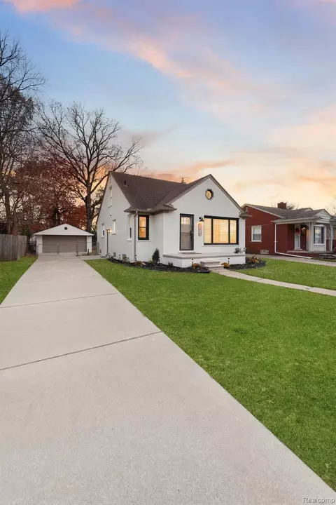21618 Woodbridge St, Saint Clair Shores, MI 48080