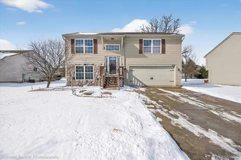 639 Andover Woods Dr, Fenton, MI 48430