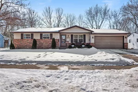 608 Autumn Dr, Flushing, MI 48433