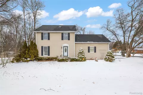 2713 Woodbury St, Commerce, MI 48390