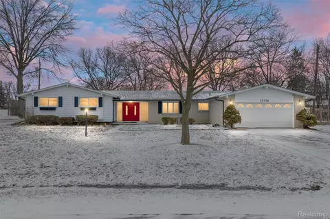 25376 Lyncastle St, Farmington Hills, MI 48336