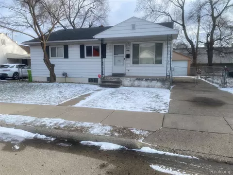 16646 Roberts St, Roseville, MI 48066
