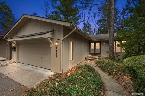 2275 Forest Gln, West Bloomfield, MI 48324