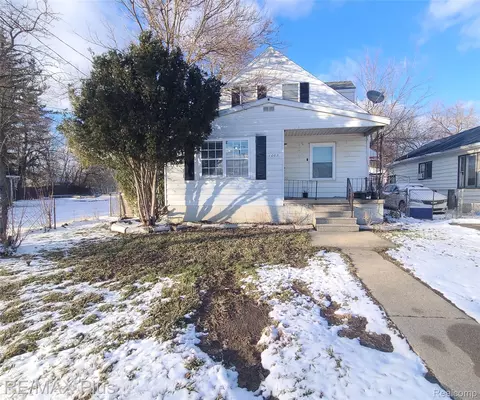 1062 Tremont Ave, Mount Morris, MI 48505