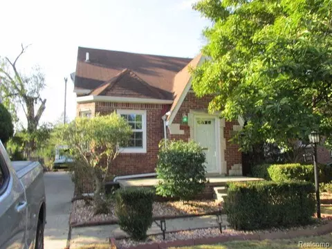 1915 Lancaster St, Grosse Pointe Woods, MI 48236