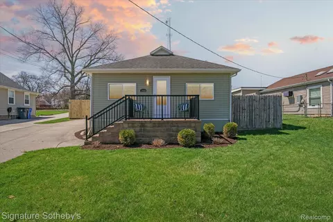 1068 Sunrise Park St, Genoa, MI 48843