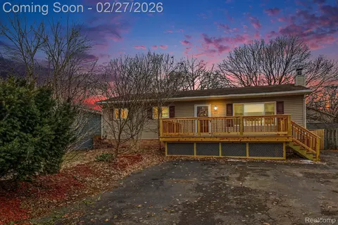 845 Crescent Lake Rd, Waterford, MI 48327