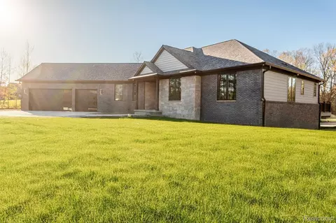 16665 Kings Fairway Ln, Grand Blanc, MI 48439