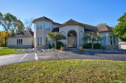 5166 Warwick Woods Trl, Grand Blanc, MI 48439