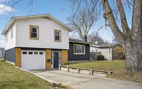 1021 Dingwall Dr, Owosso, MI 48867