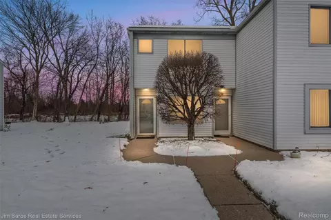 64 Rosebud Ln, Mount Clemens, MI 48043