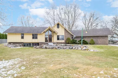 3155 Beech Tree Ln, Flushing, MI 48433