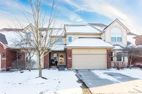 1012 Paddock Ln, South Lyon, MI 48178