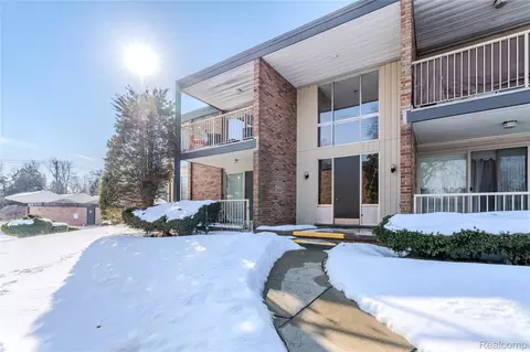 4045 W Maple Rd #C101, Bloomfield Hills, MI 48301