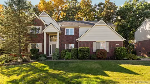 29923 Bradford Dr, Lyon, MI 48165