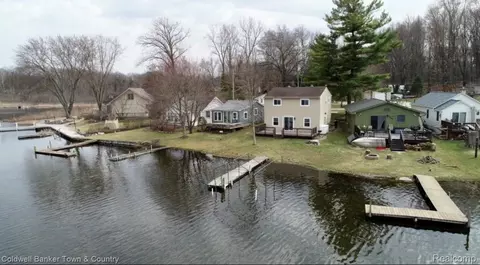 2705 Melvin Dr, Pinckney, MI 48169