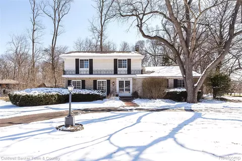 220 Hillcrest Ave, Brighton, MI 48116