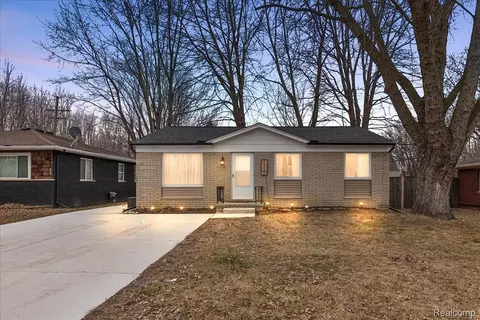 39621 Detroit St, Harrison, MI 48045