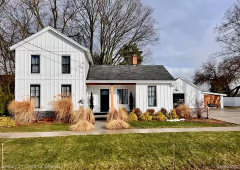 210 Center St, Fenton, MI 48430