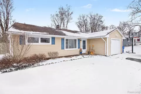 5380 Pontiac Lake Rd, Waterford, MI 48327