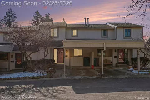 1617 Stoney Brook Dr, Rochester Hills, MI 48309