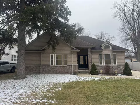 7949 Church Rd, Grosse Ile, MI 48138