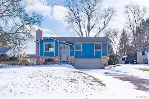 7663 Pleasant Manor Dr, Waterford, MI 48327